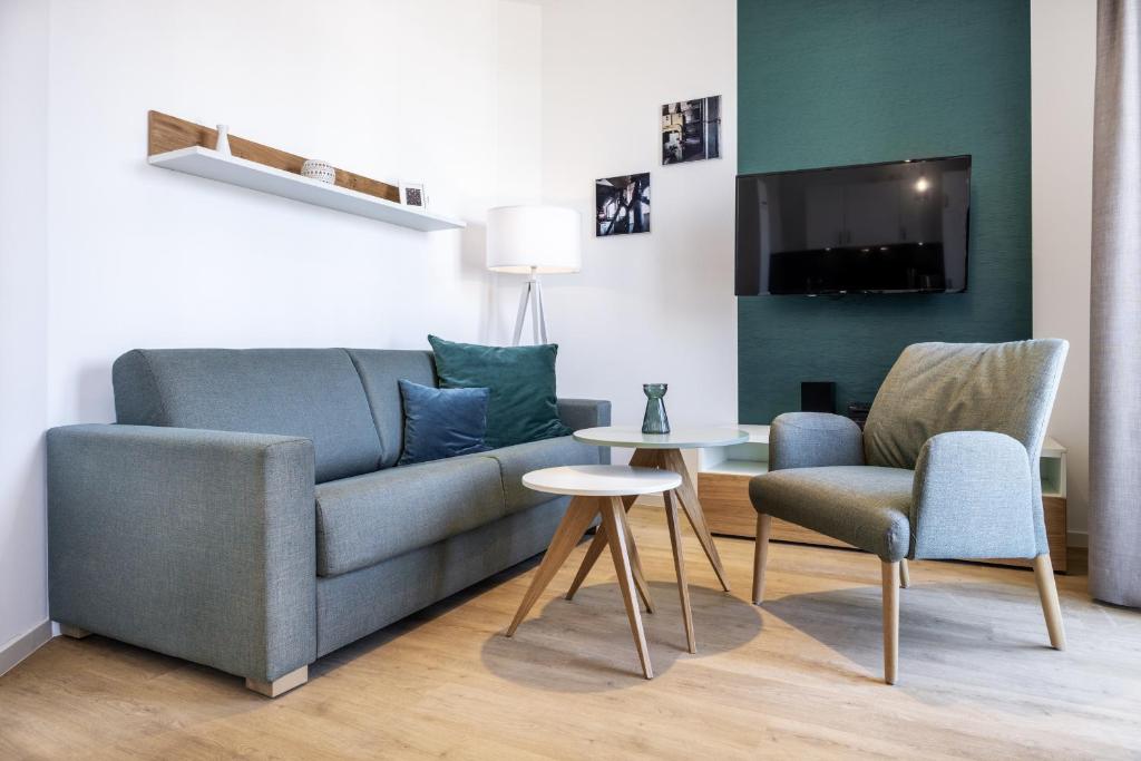 a living room with a couch and two chairs and a table at Krusespeicher Krusespeicher 2-40 in Wismar