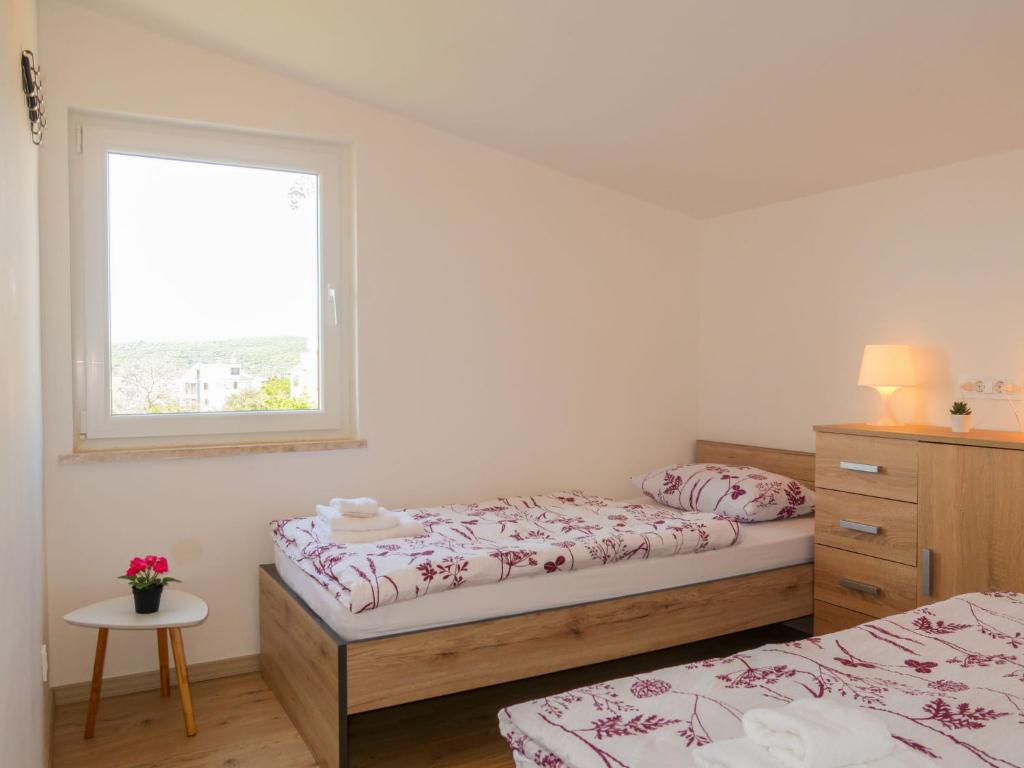 sypialnia z dwoma łóżkami i oknem w obiekcie Apartment Barbara-2 by Interhome w mieście Punat