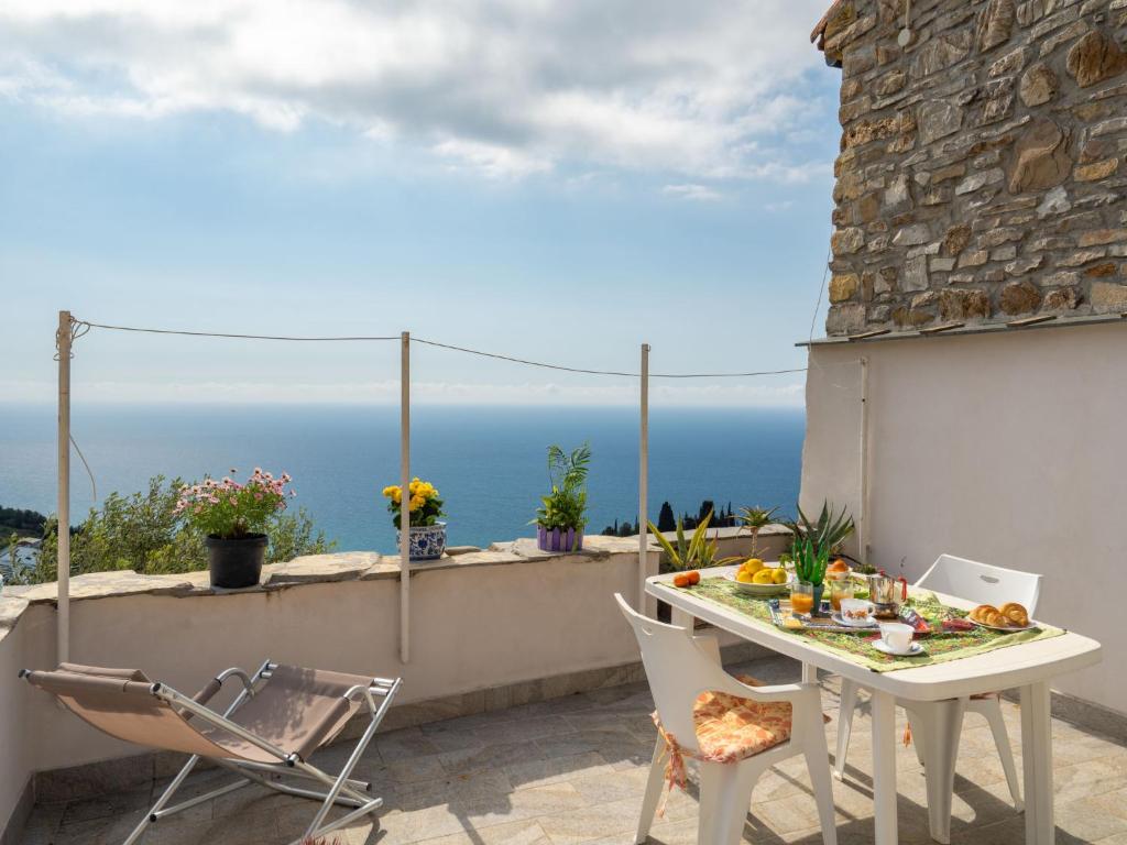 CipressaにあるHoliday Home Sole - SLR224 by Interhomeの海の景色を望むパティオ(テーブル、椅子付)