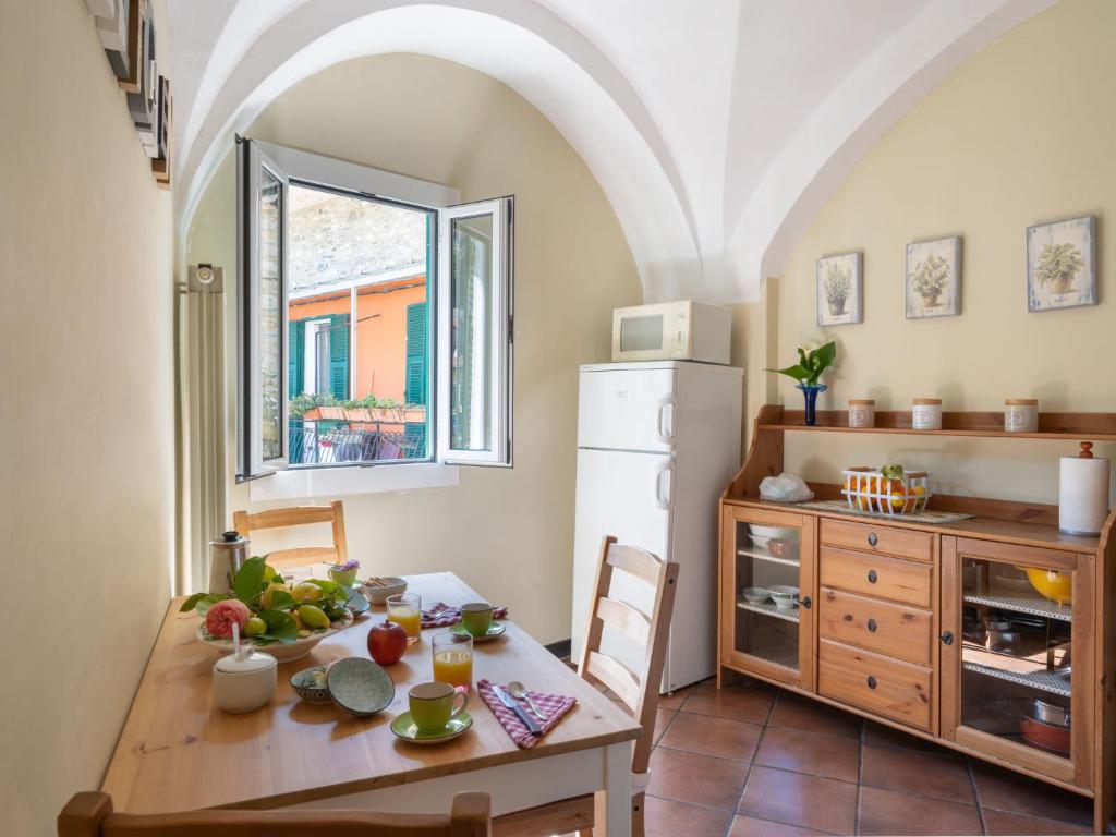 eine Küche mit einem Tisch und einem Esszimmer in der Unterkunft Apartment Ca' du Mou - DOL102 by Interhome in Dolcedo