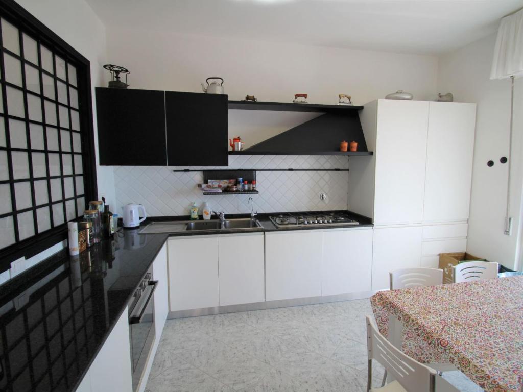 Kuchyňa alebo kuchynka v ubytovaní Apartment Orizzonte by Interhome