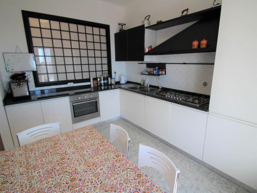 Kuchyňa alebo kuchynka v ubytovaní Apartment Orizzonte by Interhome