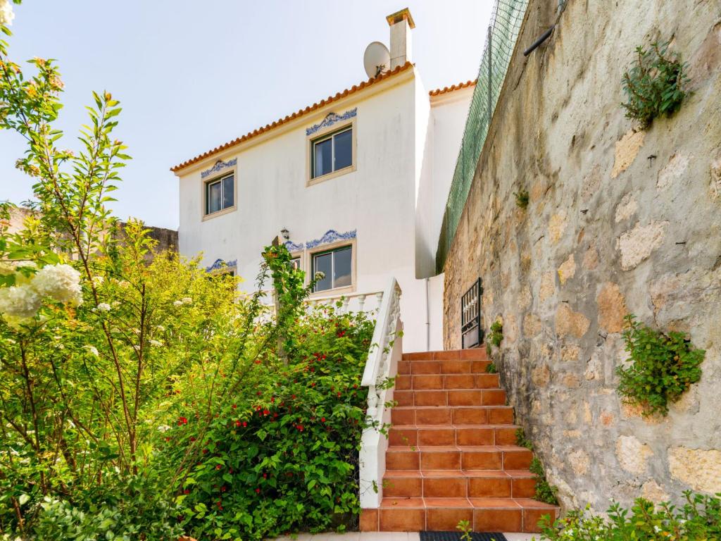 ヴァウにあるHoliday Home Das Serradas - OBI120 by Interhomeの白い建物へ続く階段
