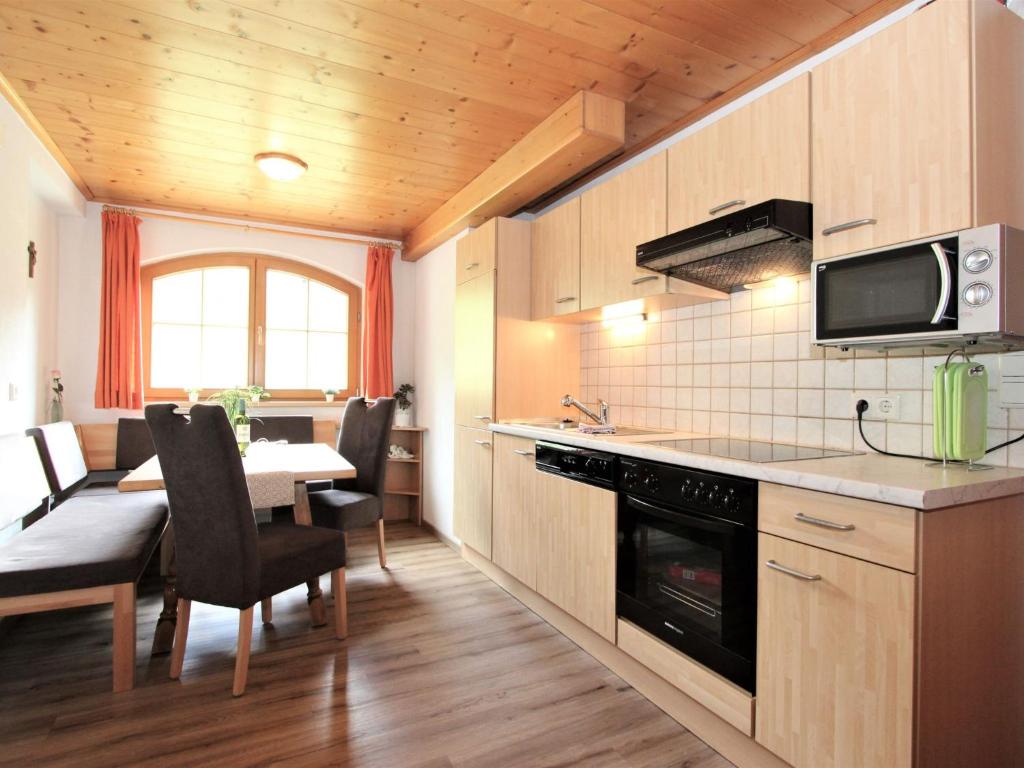 Kuchyň nebo kuchyňský kout v ubytování Apartment Alpin by Interhome