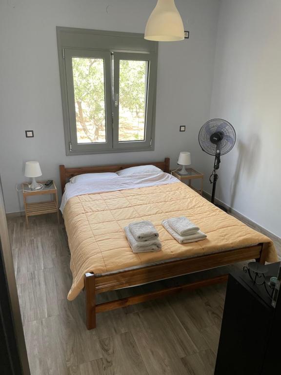 1 dormitorio con 1 cama con 2 toallas en Ambelakia Bungalow, en Monemvasia