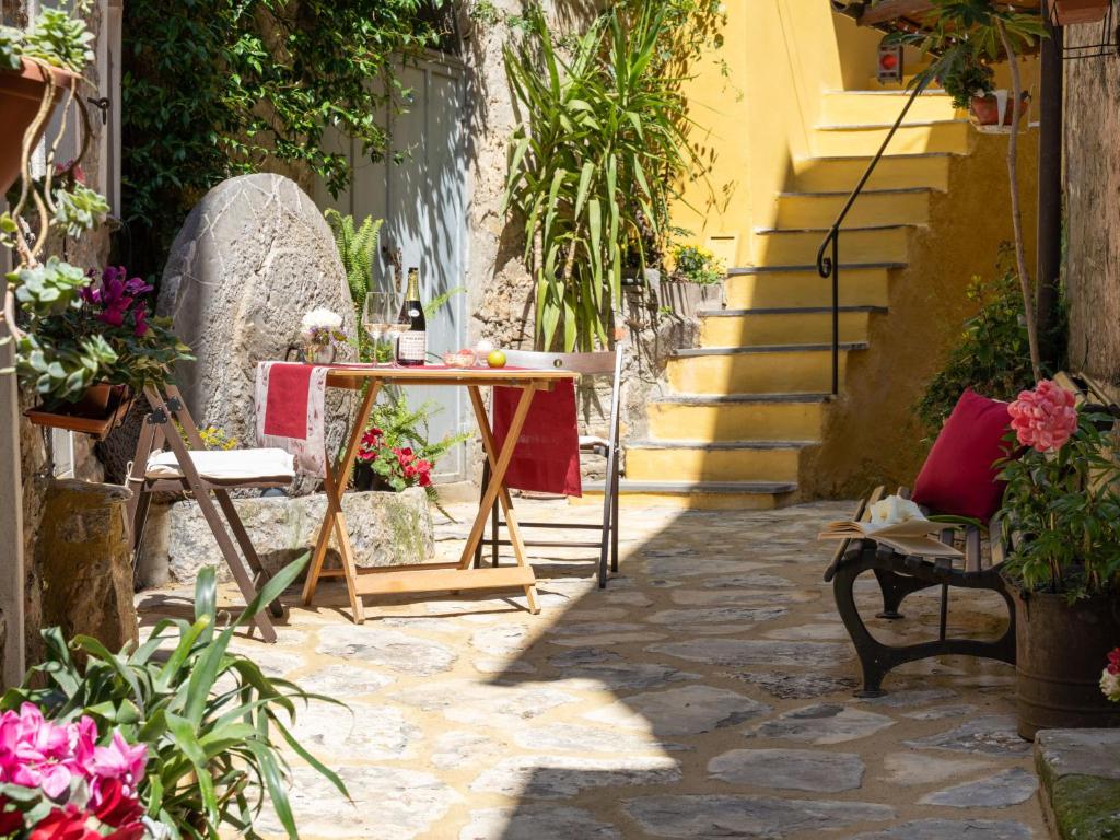 A garden outside Apartment Mulino Rossi - PTB170 by Interhome