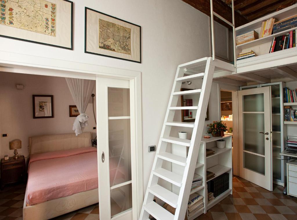 een slaapkamer met een stapelbed en een ladder bij Dimora Coccapani in Pisa