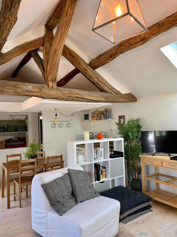 un salon avec un canapé blanc et une table dans l'établissement Appart chic et cosy/centre ville/ 20min de Paris, à Maisons-Laffitte