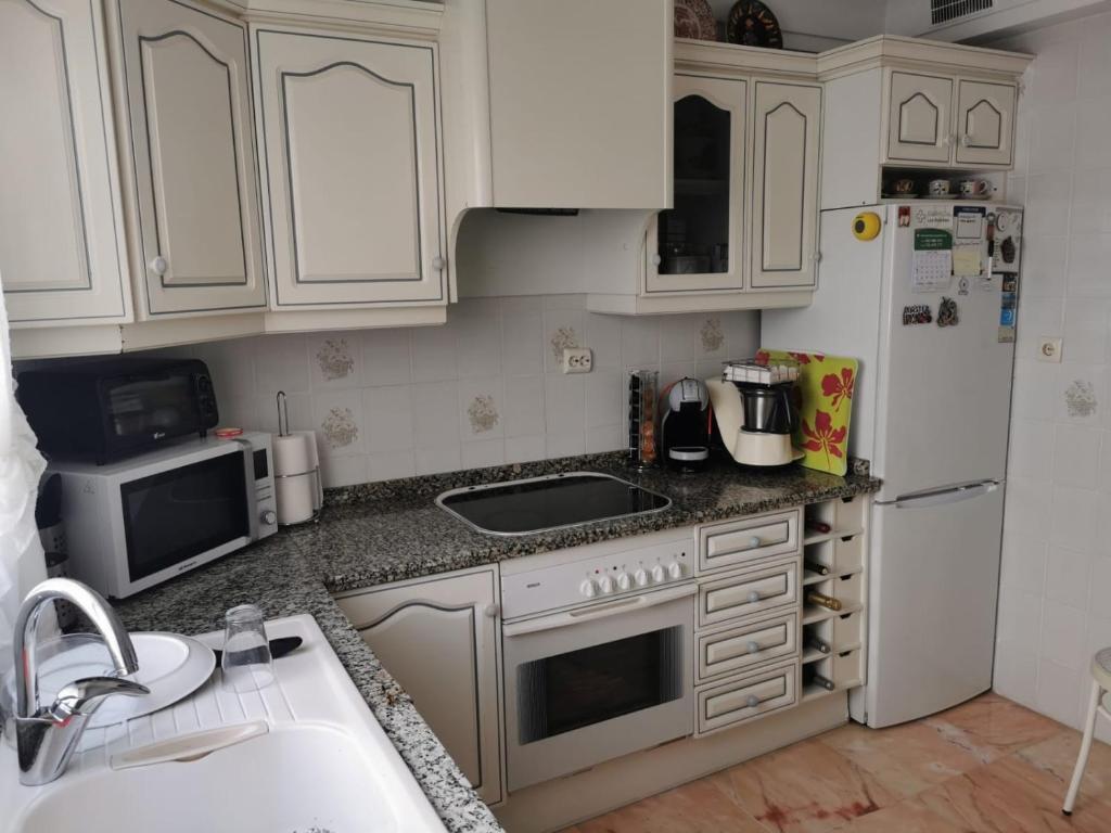 Kuchyňa alebo kuchynka v ubytovaní Casa adosada - Los Boliches - Fuengirola