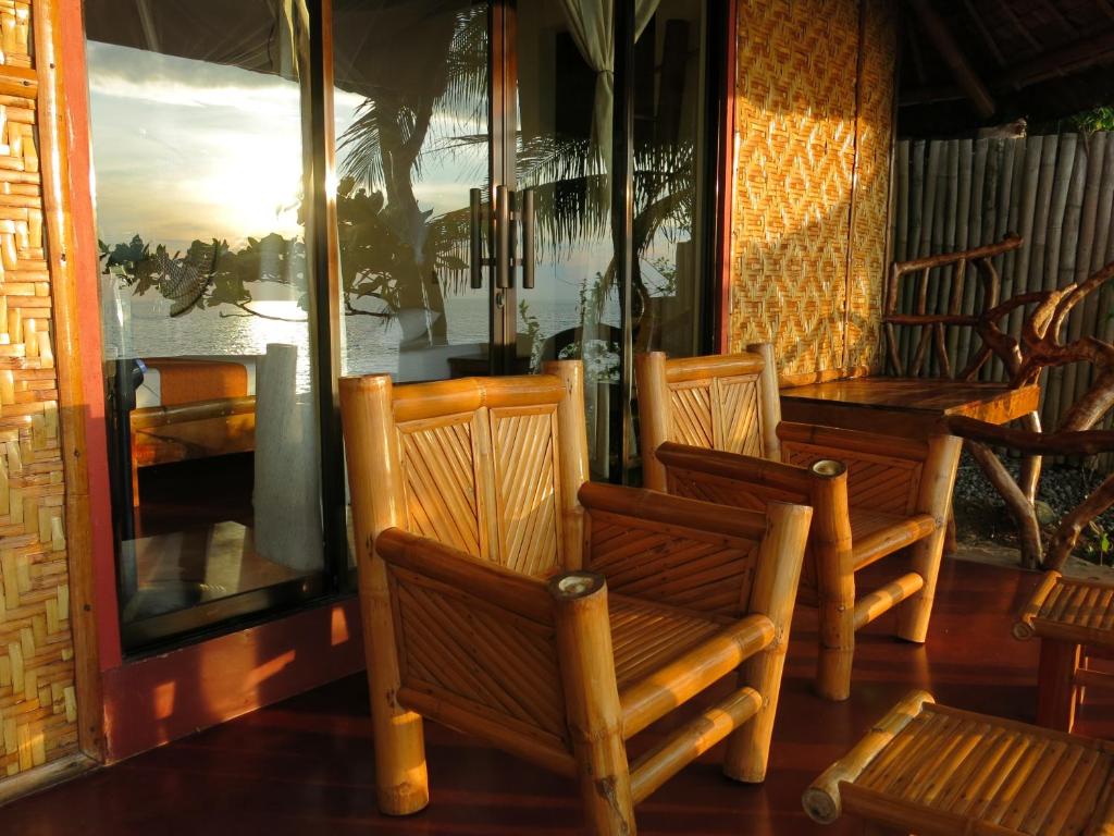 Posezení v ubytování Camiguin Volcan Beach Eco Retreat & Dive Resort