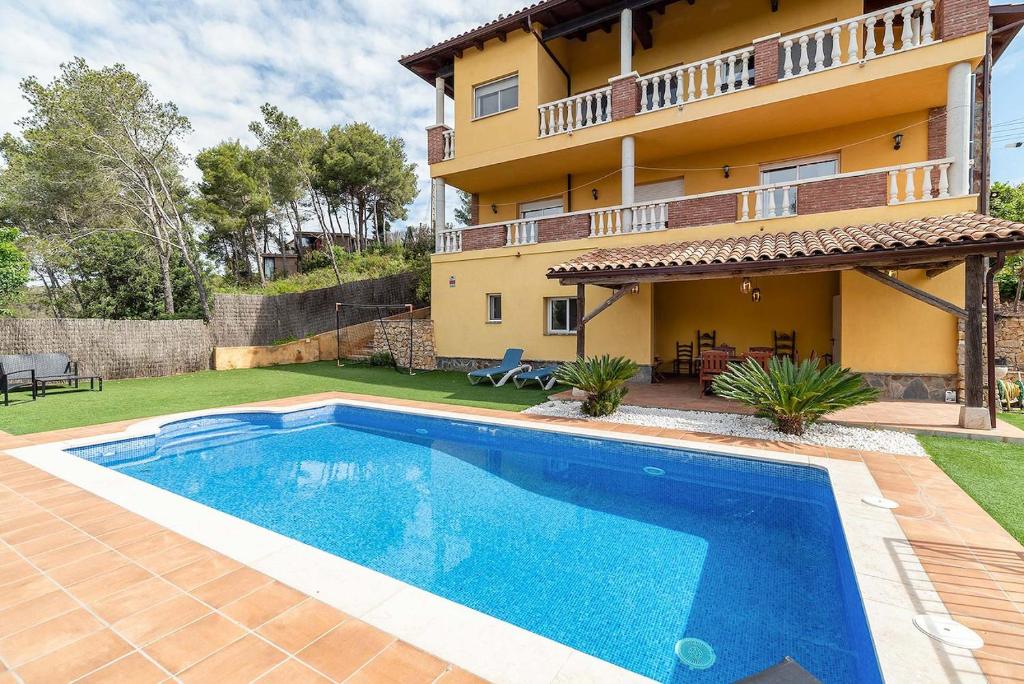 una piscina di fronte a una casa di Casa Xixella a 15 min de Sitges a Olivella