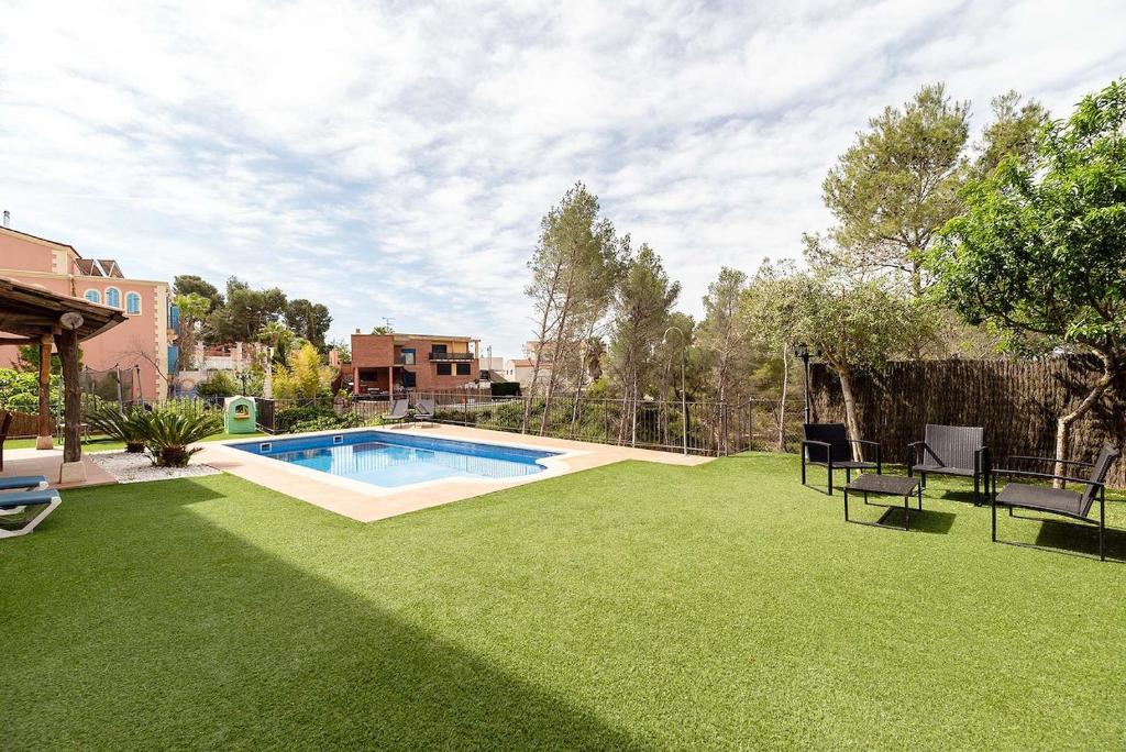 Bazén v ubytovaní Casa Xixella a 15 min de Sitges alebo v jeho blízkosti