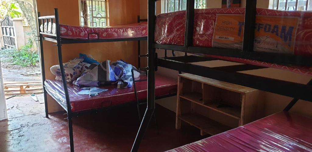 Palanda nebo palandy na pokoji v ubytování Mamba Village Kisumu
