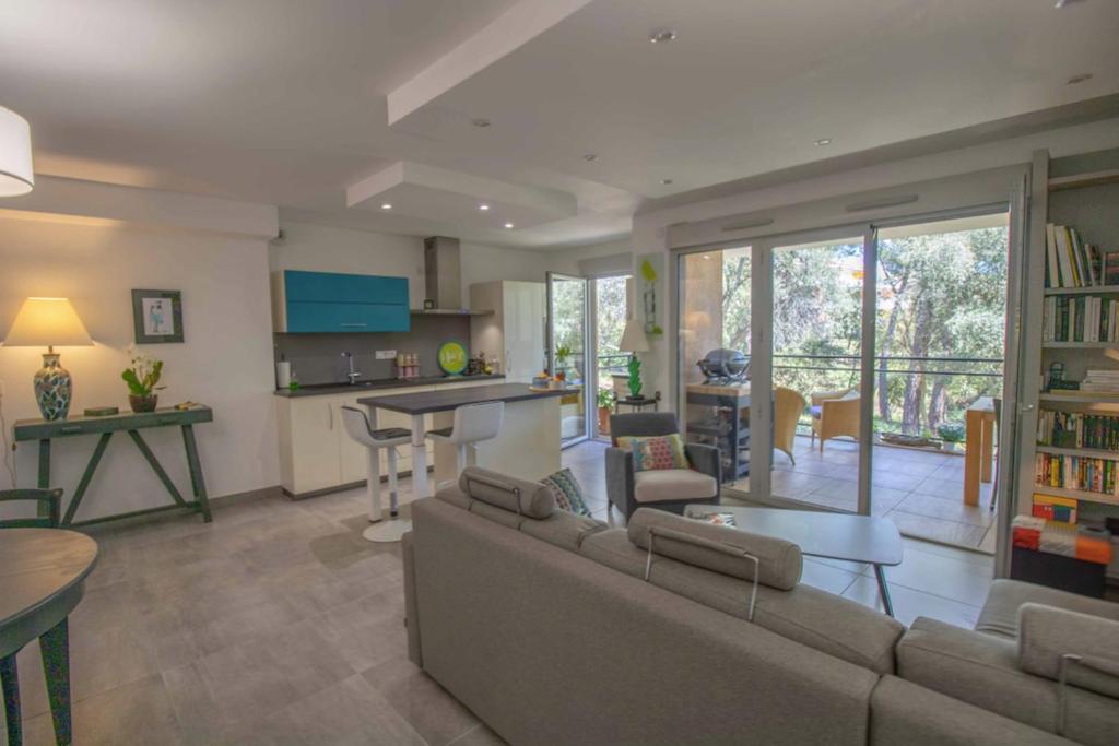 Beautiful 78m With 2 Balconies In Saint Raphaël - Housity