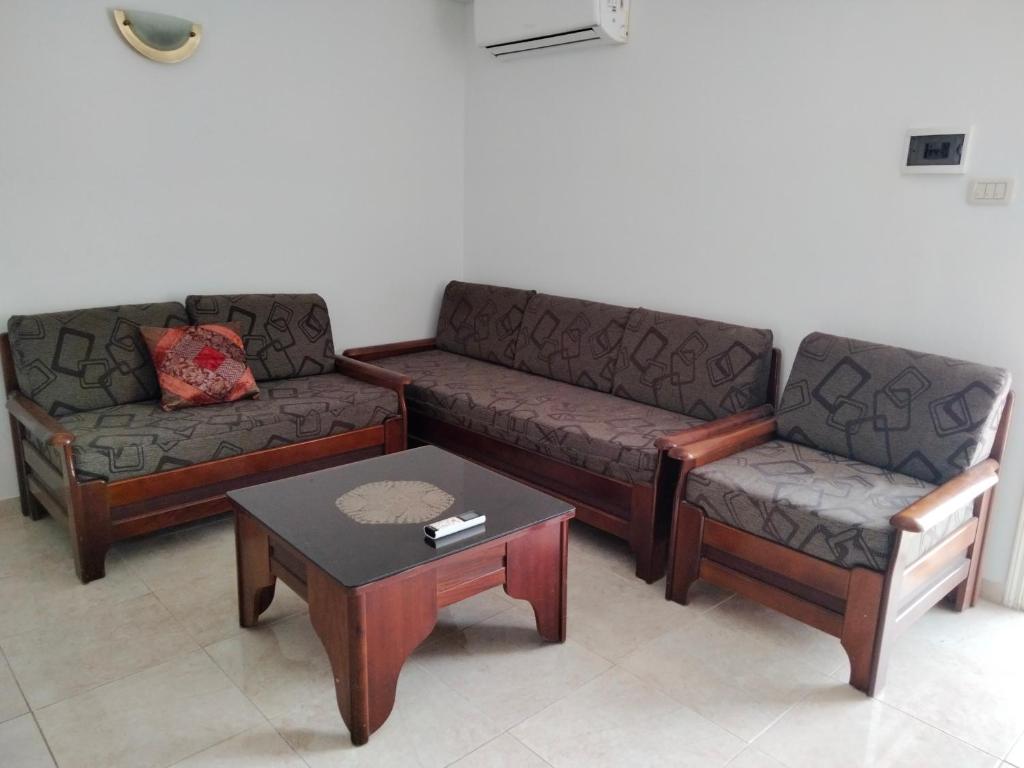 a living room with two couches and a coffee table at Studio à Hammam Sousse in Hammam Sousse