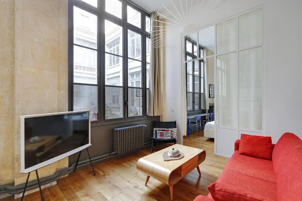 Televízia a/alebo spoločenská miestnosť v ubytovaní Pick A Flat's Apartment in Upper Marais - Rue d'Hauteville