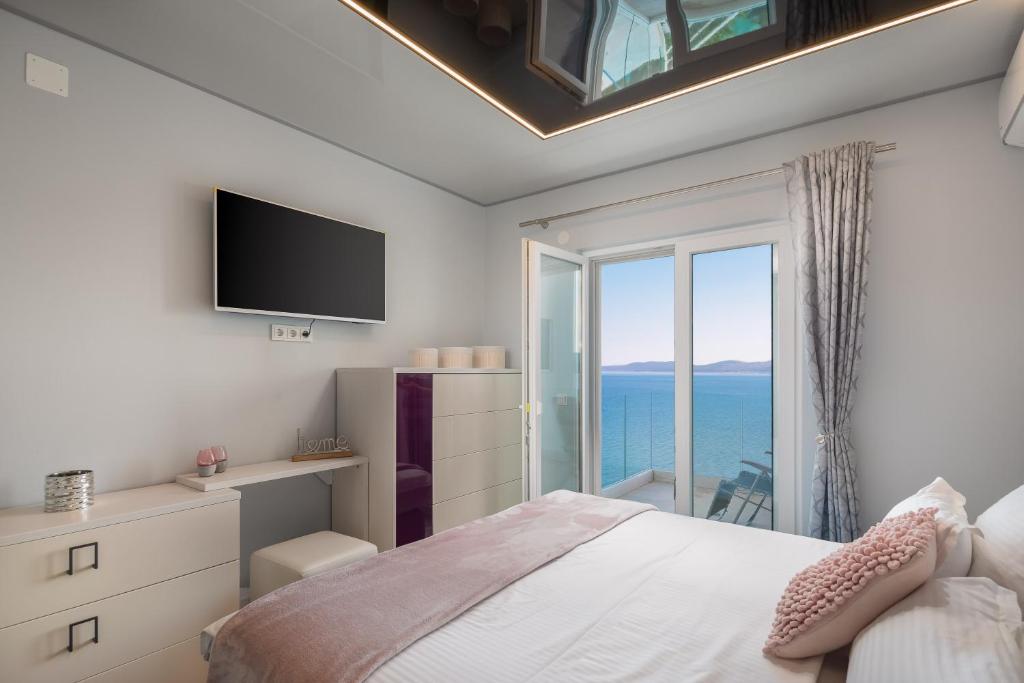 Posteľ alebo postele v izbe v ubytovaní Beachfront Holiday Home - Private Heated Pool