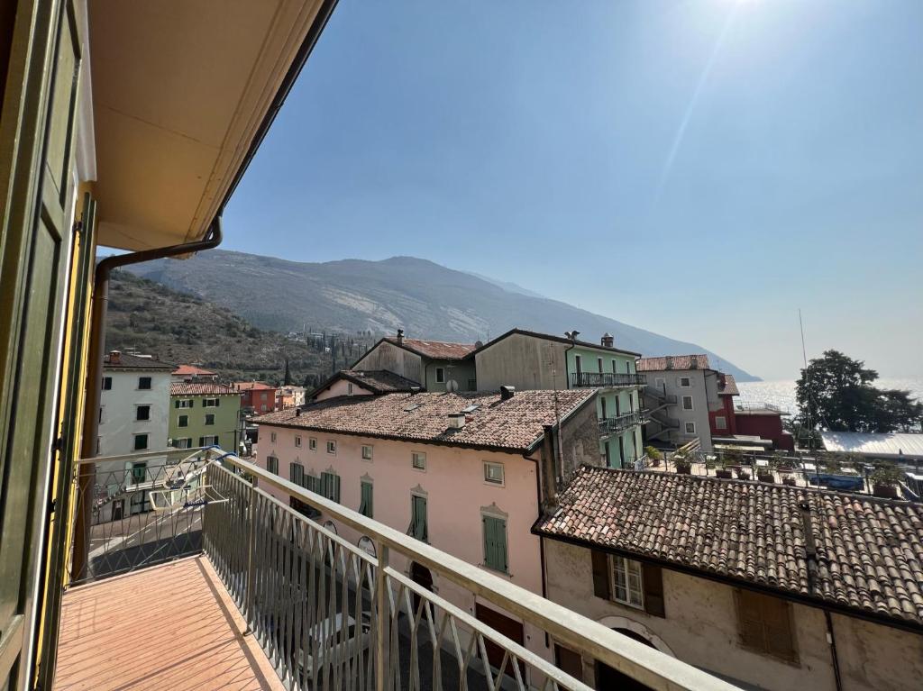 ナーゴ・トルボレにあるAppartamenti Baia Azzurra 5.のバルコニーからの街の景色