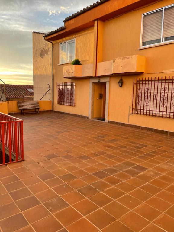 eine leere Terrasse vor einem Haus in der Unterkunft Apartamento Turístico Ávila VUT in Avila