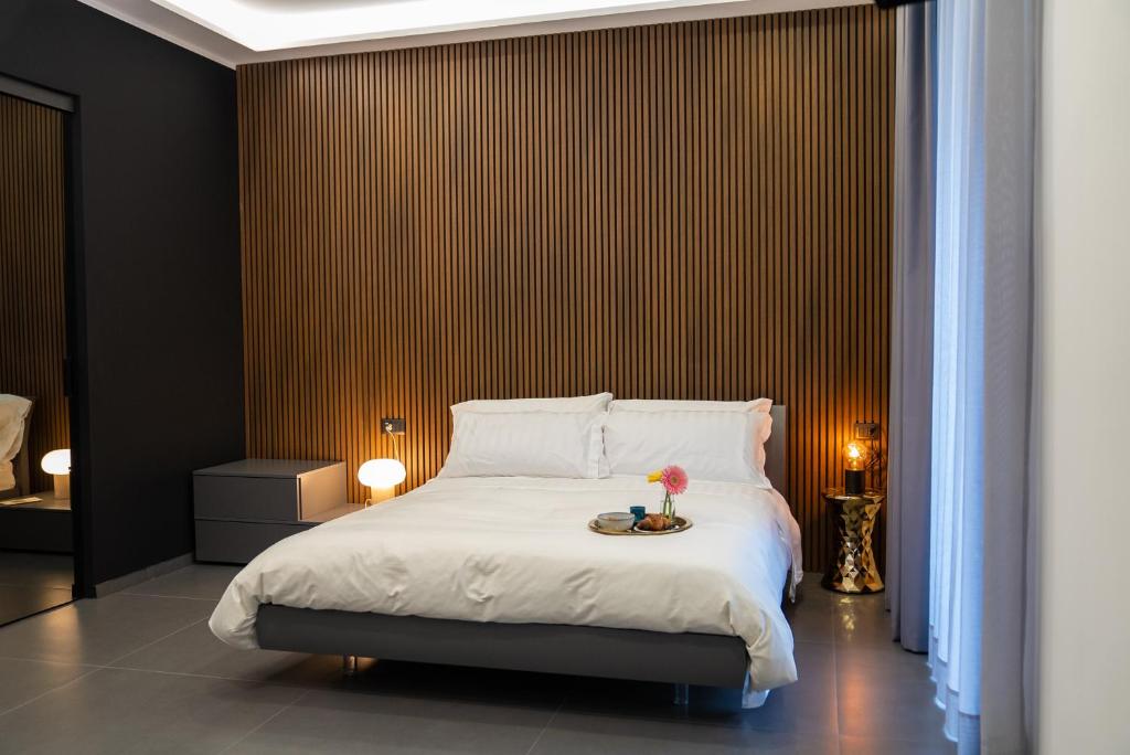 ナポリにあるHart Boutique Hotelの赤い壁のベッドルーム1室(白いベッド1台付)