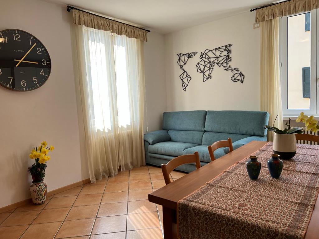 a living room with a blue couch and a table at Appartamenti Baia Azzurra 4. in Nago-Torbole