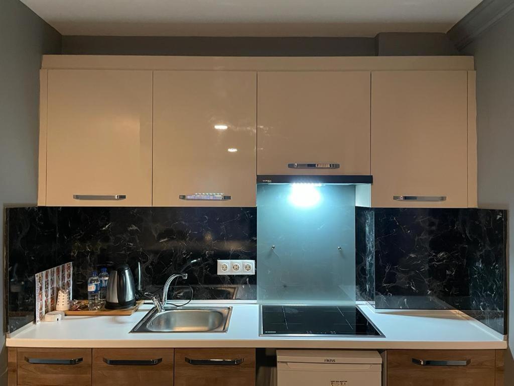 A kitchen or kitchenette at On4 Rooms & Suites