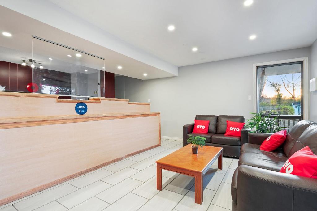 Posezení v ubytování First Canada Hotel Cornwall Hwy 401 ON