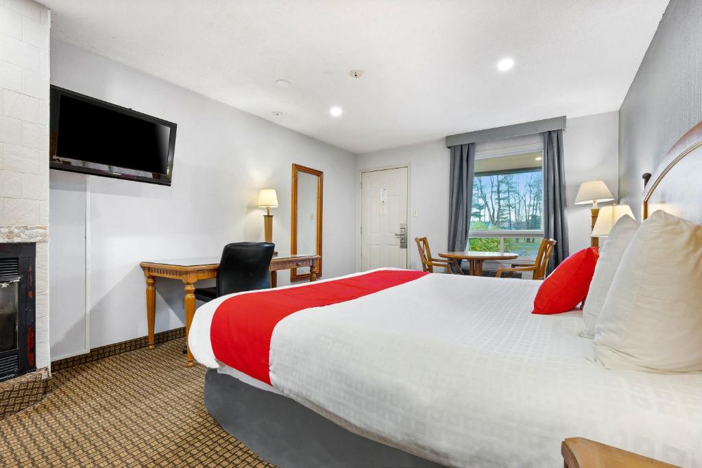 Postel nebo postele na pokoji v ubytování First Canada Hotel Cornwall Hwy 401 ON