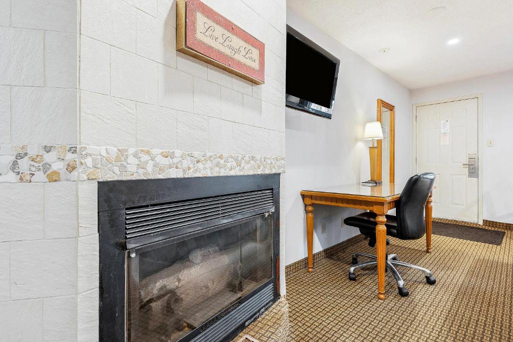 TV a/nebo společenská místnost v ubytování First Canada Hotel Cornwall Hwy 401 ON