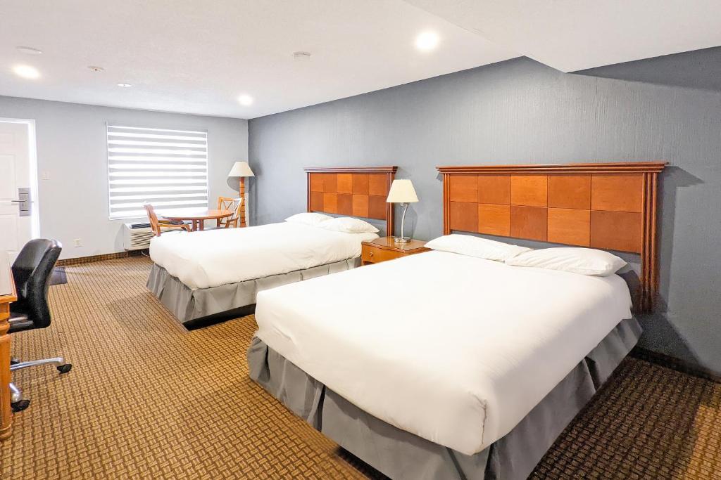 Postel nebo postele na pokoji v ubytování First Canada Hotel Cornwall Hwy 401 ON