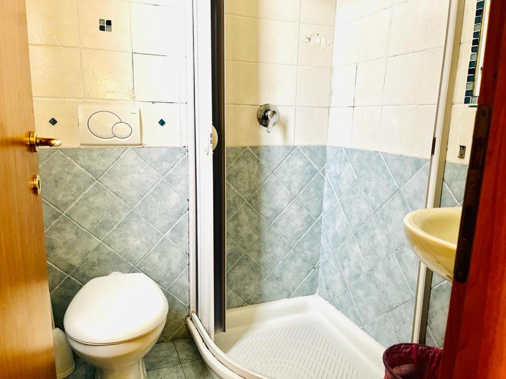 łazienka z prysznicem, toaletą i umywalką w obiekcie Green Guesthouse w Rzymie