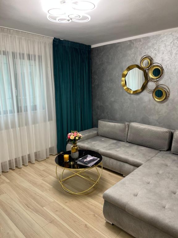 - un salon avec un canapé et une table dans l'établissement Central Apartament 2, à Iaşi