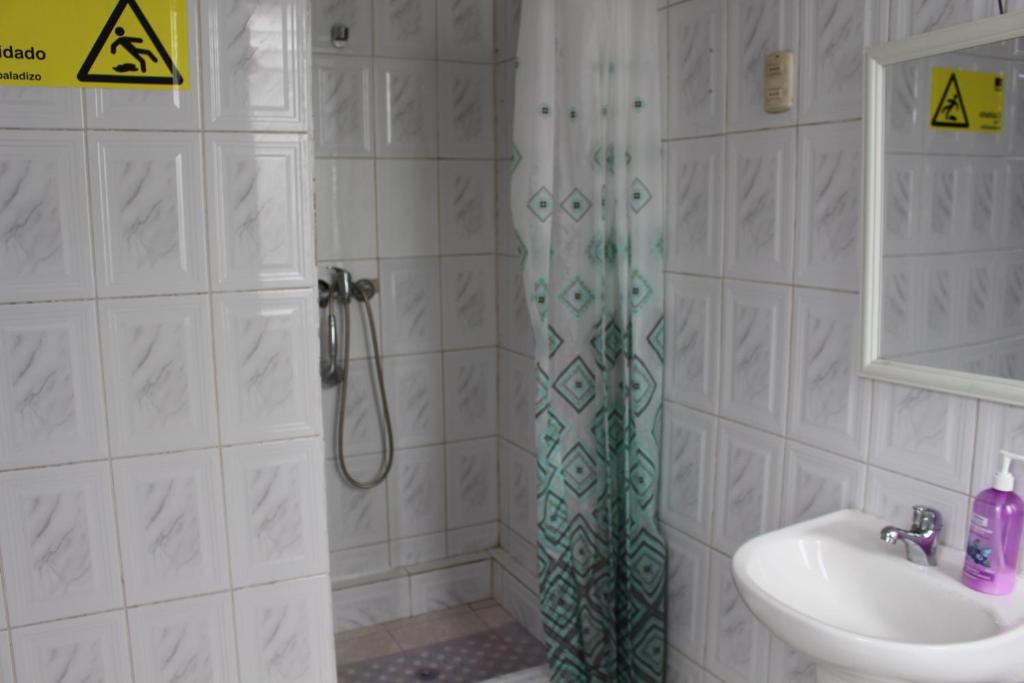 Bilik mandi di Hostal Capricho de Carlitos