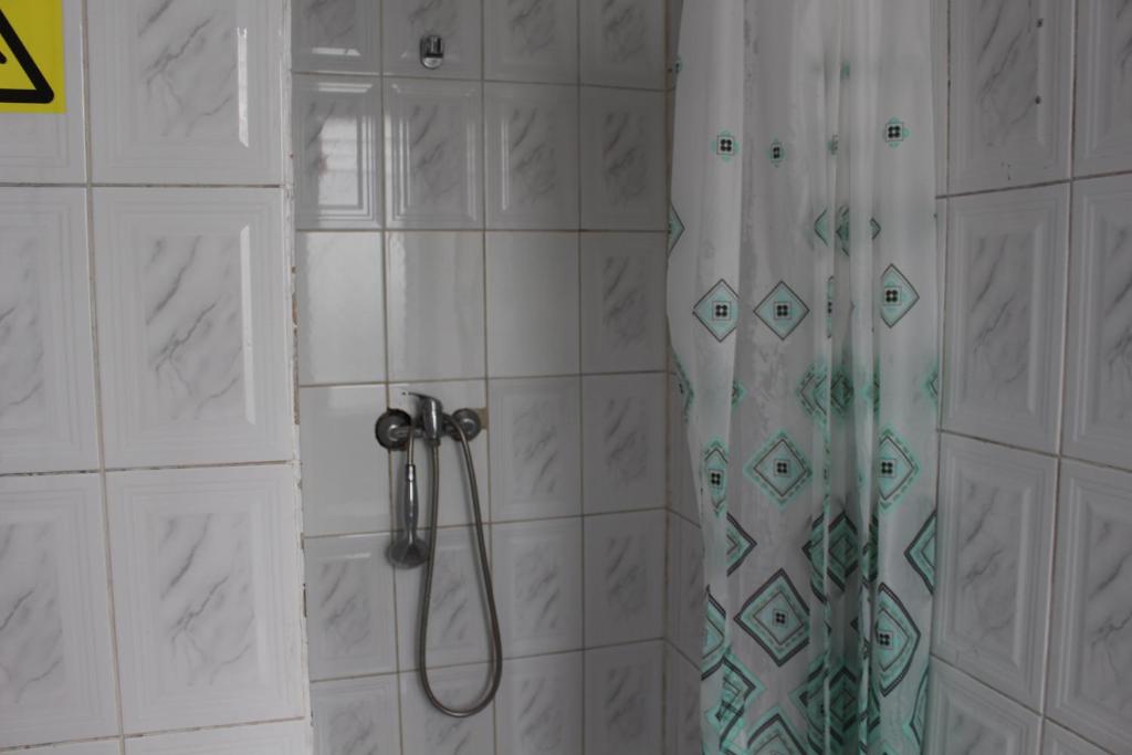 Bilik mandi di Hostal Capricho de Carlitos