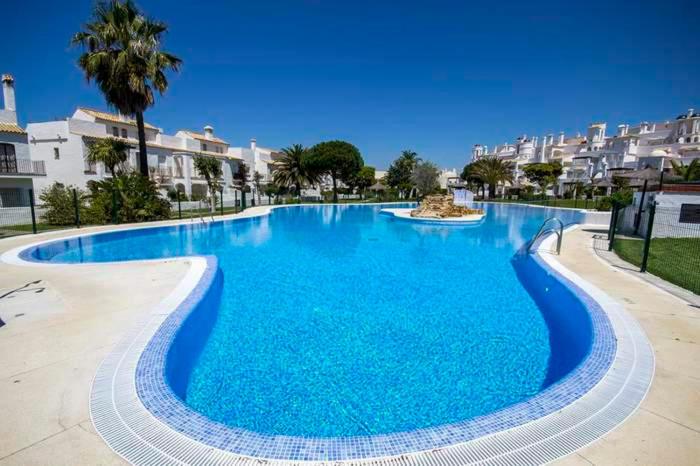 Bazén v ubytování Apartamentos Vacacionales Atlanterra nebo v jeho okolí