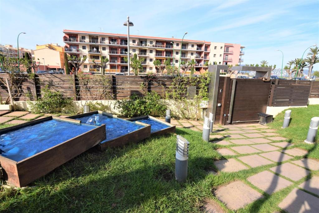 Vonkajšia záhrada v ubytovaní Apartamento con piscina y vistas al mar ref 154