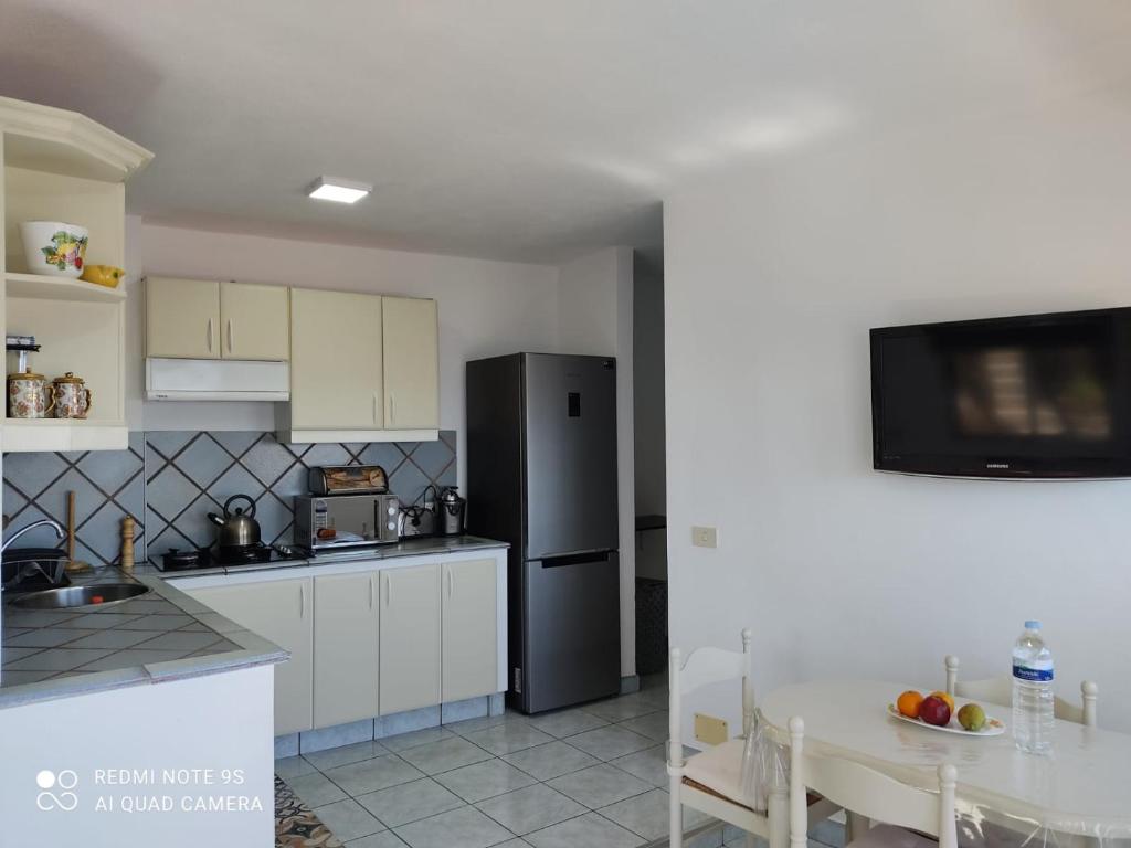 eine Küche mit einem schwarzen Kühlschrank und einem Tisch in der Unterkunft Apartamento Puerto de la Estaca 1 in Valverde
