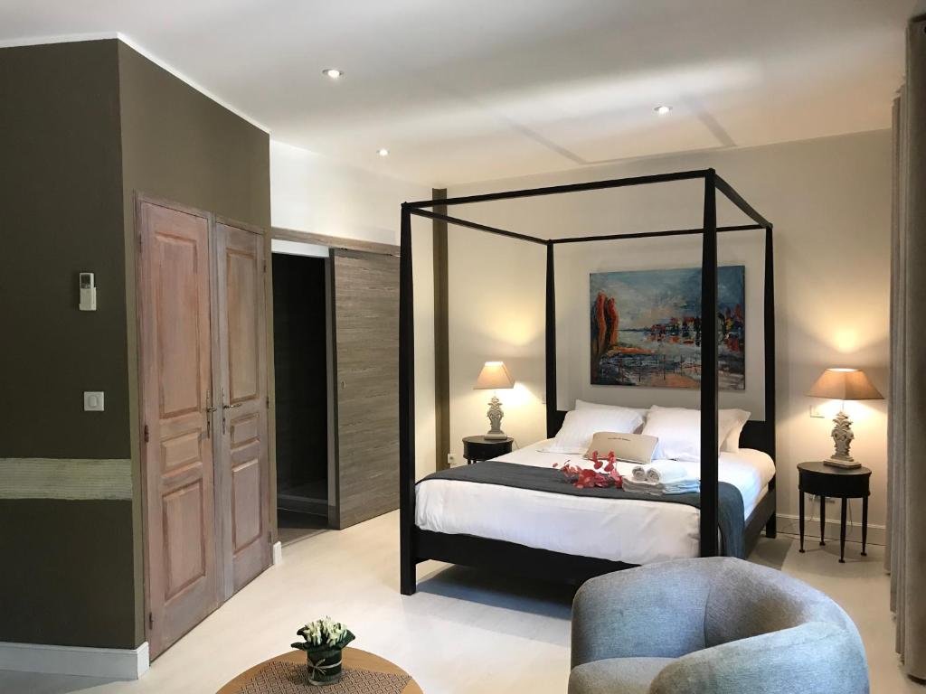 a bedroom with a bed with a large mirror at Le Clos du Peintre in Sarlat-la-Canéda