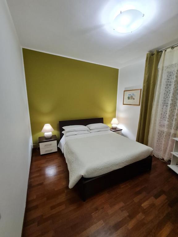 a bedroom with a bed and a green wall at Nel Sole appartamenti in Bologna