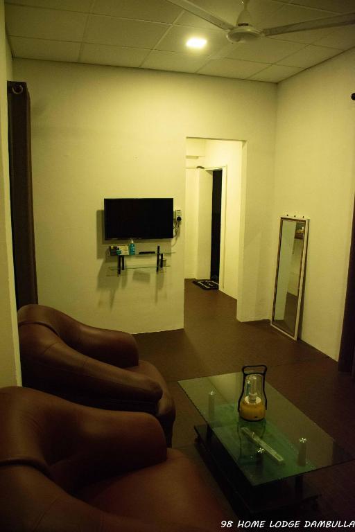TV a/nebo společenská místnost v ubytování 98 Home Lodge Dambulla