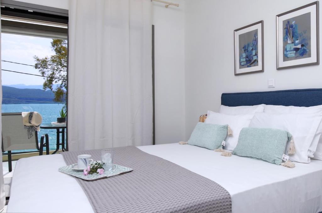 Postel nebo postele na pokoji v ubytování ALMYRA seafront residence