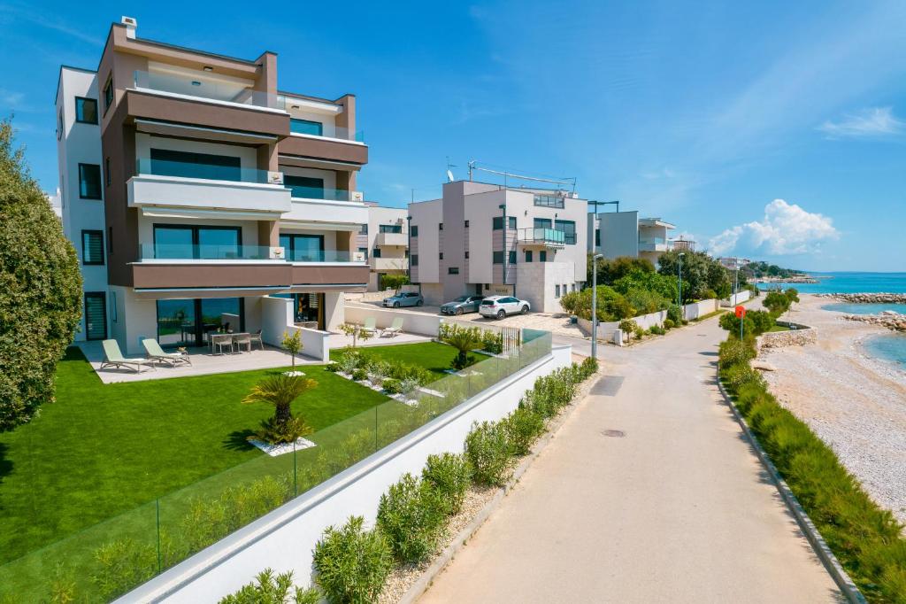 un’immagine di un edificio con l’oceano sullo sfondo di Apartments Mandre II a Mandre