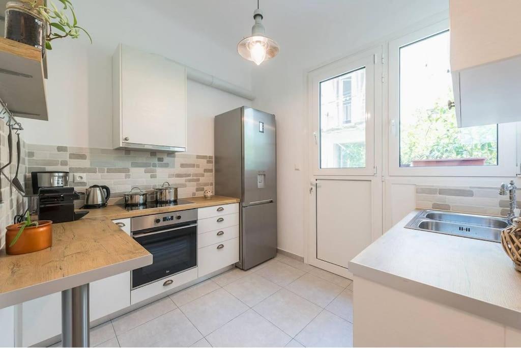 A kitchen or kitchenette at Casa Pamisou near Attiki metro station