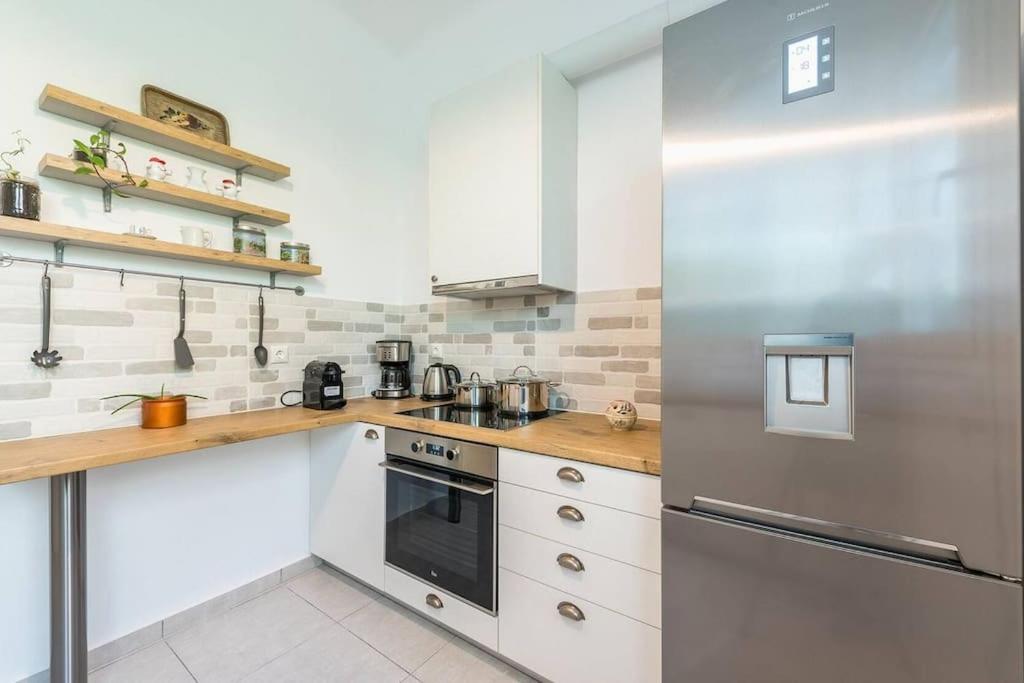 A kitchen or kitchenette at Casa Pamisou near Attiki metro station