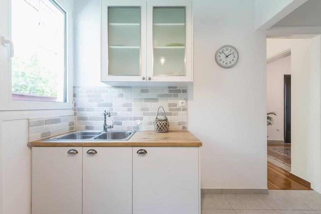 A kitchen or kitchenette at Casa Pamisou near Attiki metro station