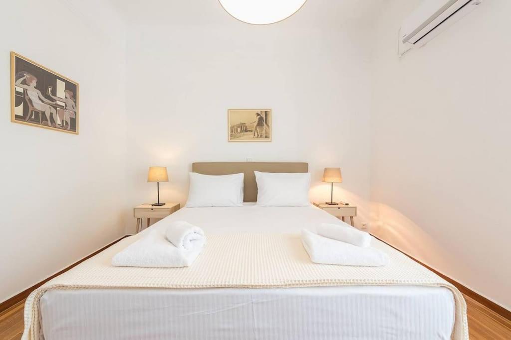 A bed or beds in a room at Casa Pamisou near Attiki metro station