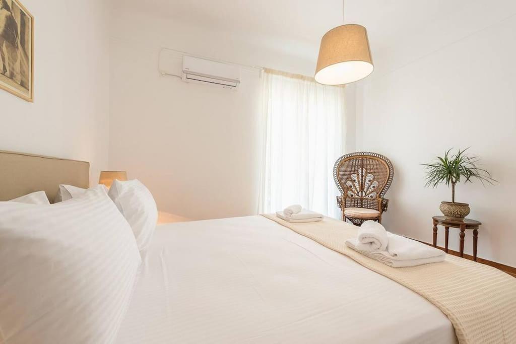 A bed or beds in a room at Casa Pamisou near Attiki metro station