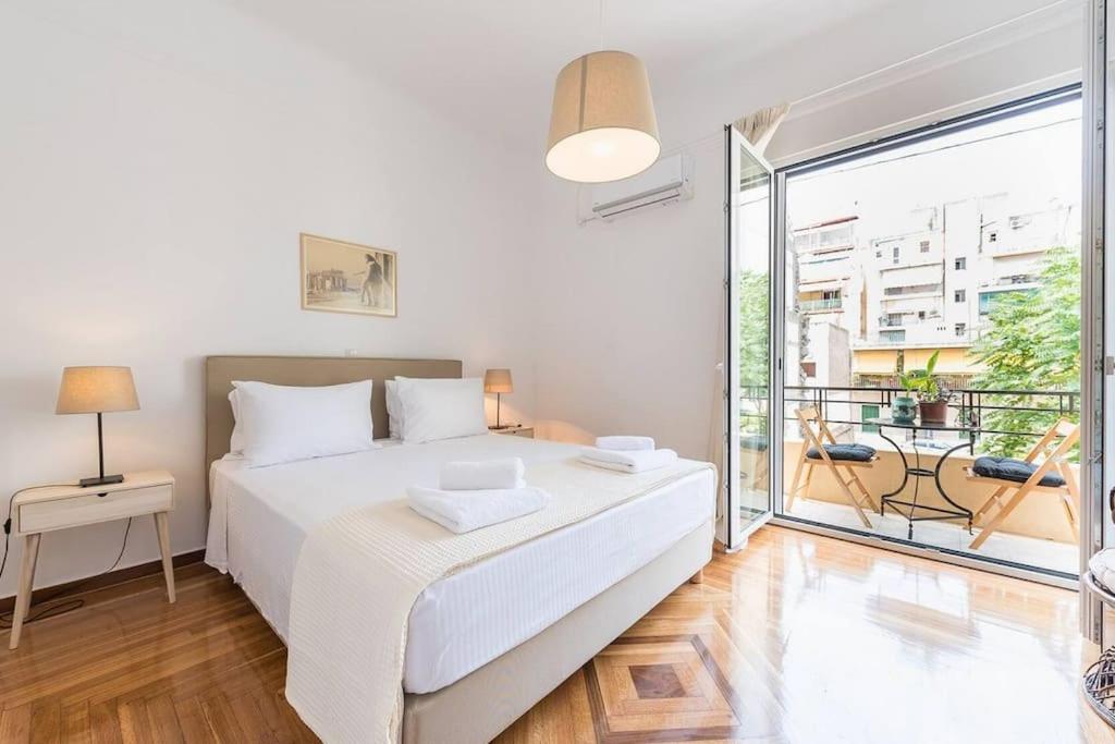 A bed or beds in a room at Casa Pamisou near Attiki metro station