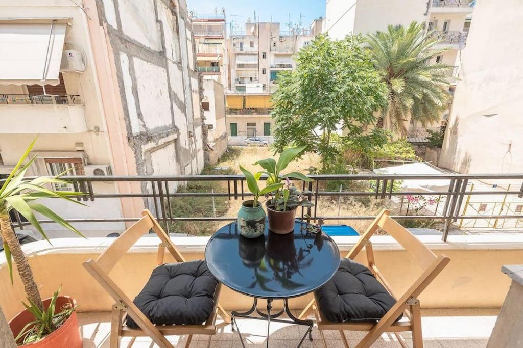 A balcony or terrace at Casa Pamisou near Attiki metro station