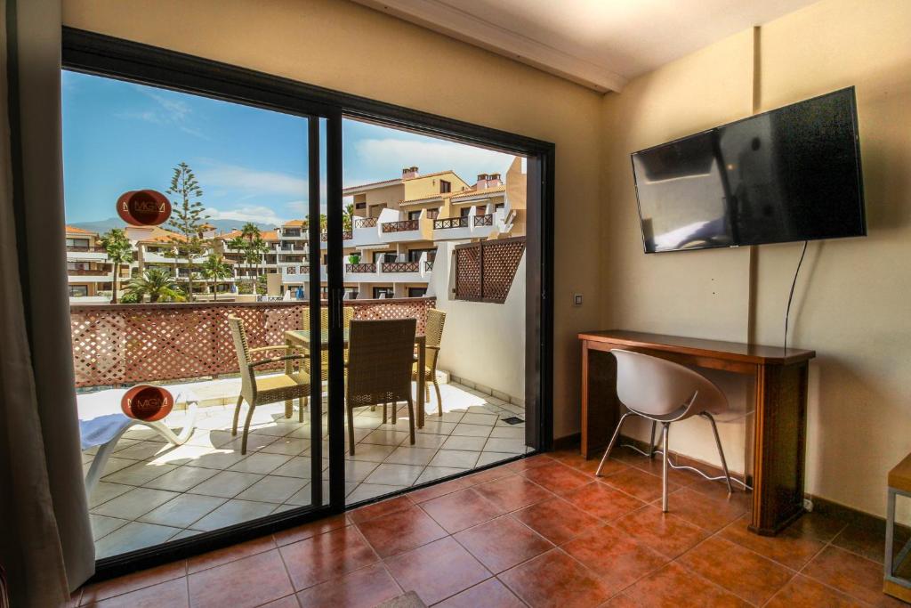 TV a/nebo společenská místnost v ubytování Apartment on top floor with heated pool in Golf del Sur